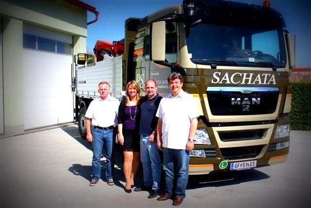Peter Sachata mit Ehefrau und Geschäftspartnern vor PS Transporte LKW